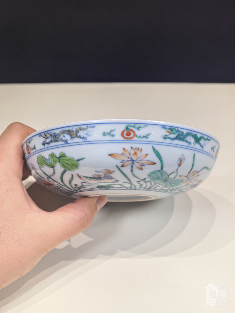 清雍正 斗彩鸳鸯荷塘图卧足盘一对 - 图6